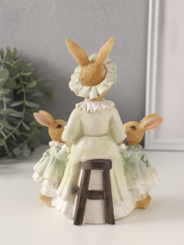 Сувенир полистоун Сувенир полистоун "Мама зайка с дочками - чтение сказок" зелёный 14х9,5х18,5 см