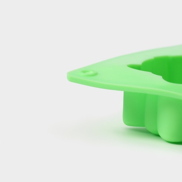 Форма для выпечки новогодняя Доляна &laquo;Новый год&raquo;, силикон, 27&times;17&times;2 см, 6 ячеек, цвет зелёный