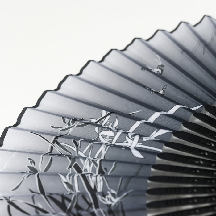 Веер бамбук, текстиль h=21 см  Веер бамбук, текстиль h=21 см "Бабочки в траве" чёрно-белый, с кисточкой