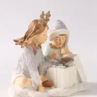 Фигурка &laquo;Дети разбирают новогодние подарки&raquo;, 10.5 см, полистоун