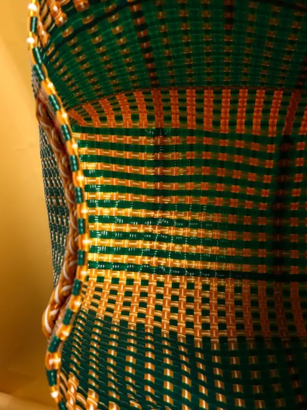 Сумка плетёная пластиковая 40х20х55 см, цв. зелёно-бежевый Сумка плетёная пластиковая 40х20х55 см, цв. зелёно-бежевый