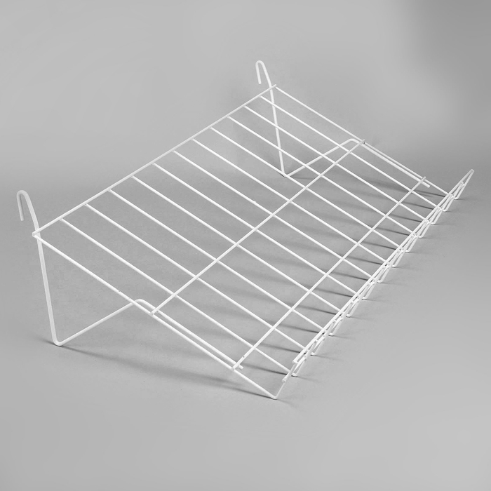Полка наклонная на сетку, 30 градусов, 600×340 мм, цвет белый Полка наклонная на сетку, 30 градусов, 600×340 мм, цвет белый