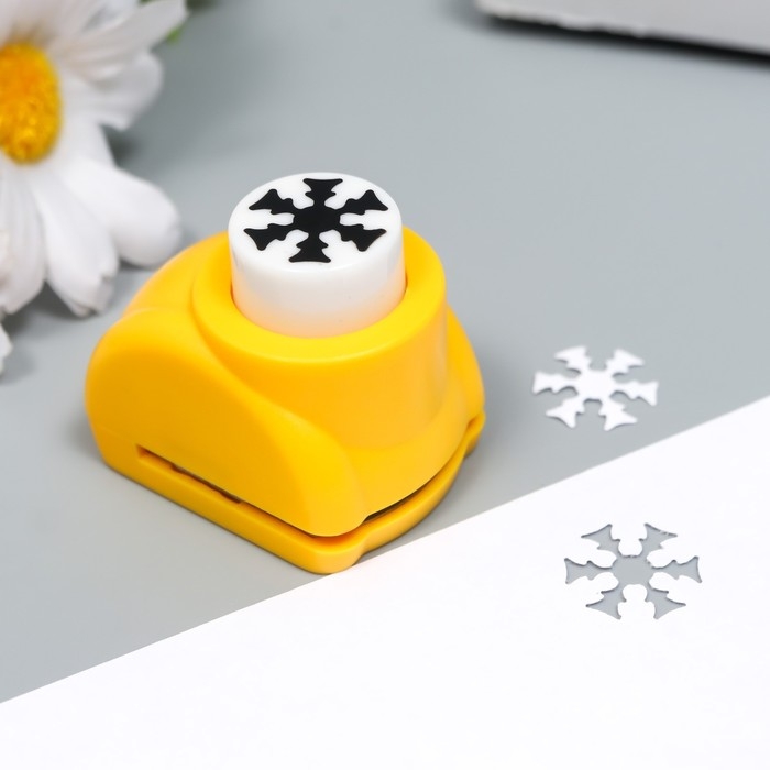 Фигурный дырокол д. 1,5 см снежинка 3,5*4*4 см МИКС Фигурный дырокол д. 1,5 см снежинка 3,5*4*4 см МИКС