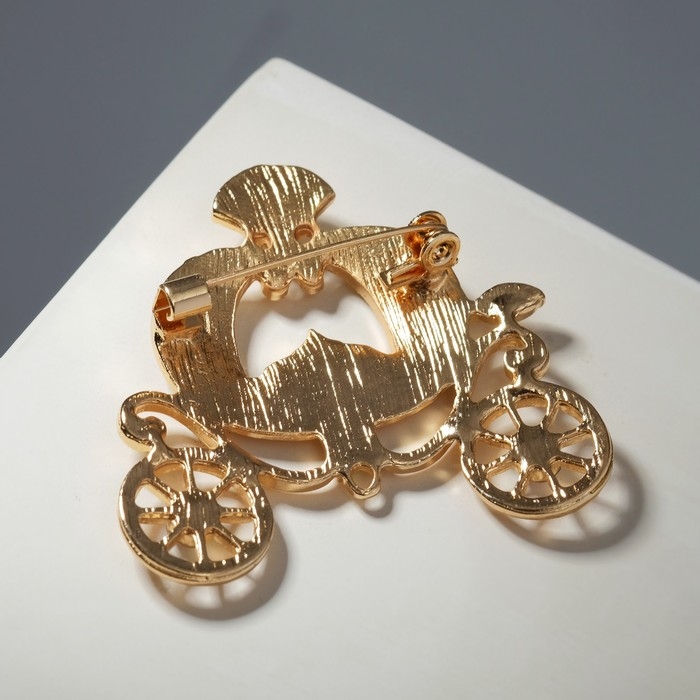 Брошь «Карета», цвет радужный в золоте Брошь «Карета», цвет радужный в золоте