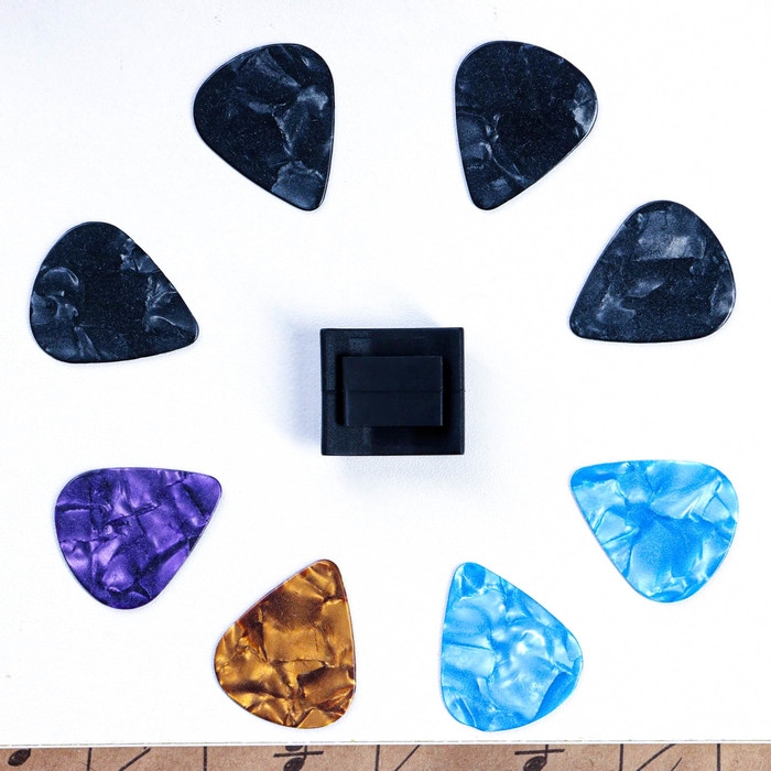 Набор медиаторов: держатель на гриф гитары + 10 медиаторов Music Life, 0,71мм, микс Набор медиаторов: держатель на гриф гитары + 10 медиаторов Music Life, 0,71мм, микс