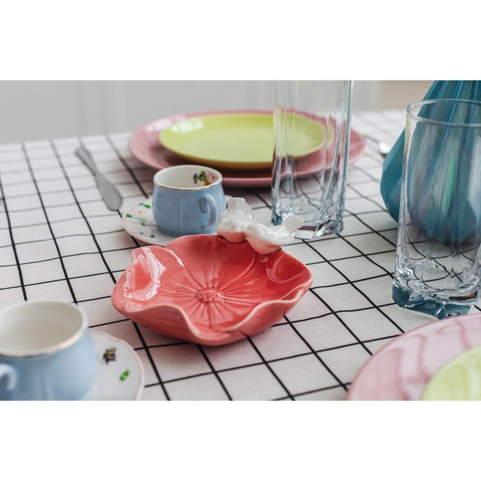 Блюдо керамическое «Голубки на цветке», 14×14 см, цвет розовый Блюдо керамическое «Голубки на цветке», 14×14 см, цвет розовый