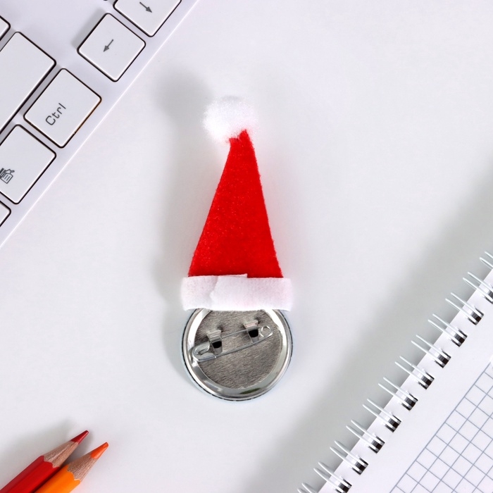 Значок закатной с колпаком d=35 мм Значок закатной с колпаком d=35 мм "Дедушка Мороз" 6,5х11 см