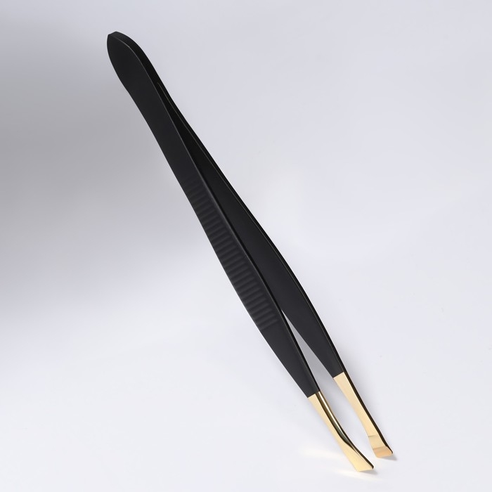 Пинцет скошенный, узкий, 8,5 см, цвет чёрный/золотистый Пинцет скошенный, узкий, 8,5 см, цвет чёрный/золотистый