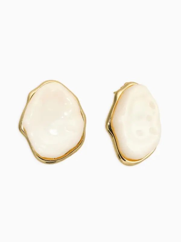 Серьги акрил мятый "Овал", цвет молочный в золоте
