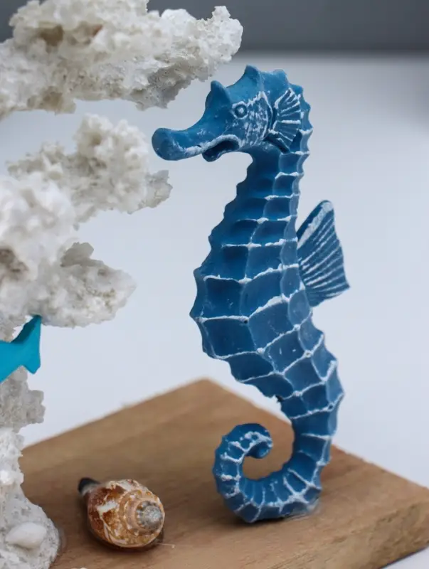 Сувенир полистоун "Рыбки и морской конёк у белых кораллов" 7,5х15,7х19,5 см