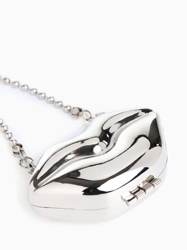 Сумка мини-клатч на магните, в форме губ, жёсткий корпус, на длинной цепочке, серебристая