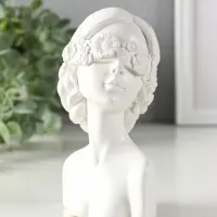 Статуэтка интерьерная "Девушка с повязкой на глазах", 14,3х9,5х7 см Статуэтка интерьерная "Девушка с повязкой на глазах", 14,3х9,5х7 см