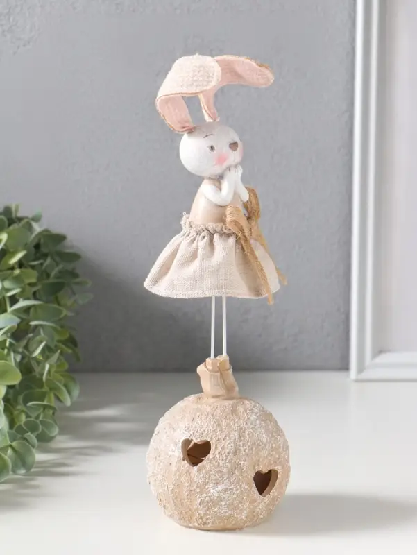 Сувенир полистоун свет "Зайка в льняном платье на шаре" 2хLR44 8,5х8,5х26 см