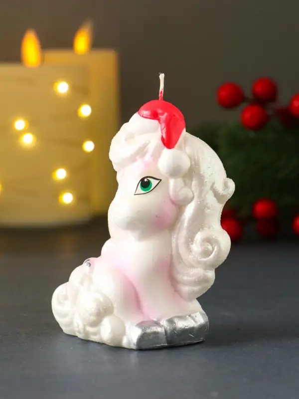 Свеча новогодняя "Кудрявая пони" серебро 7х3,5х8,5 см