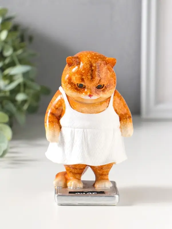 Сувенир полистоун лак "Кошка в белом сарафане стоит на весах" 7,5х7,2х12,5 см