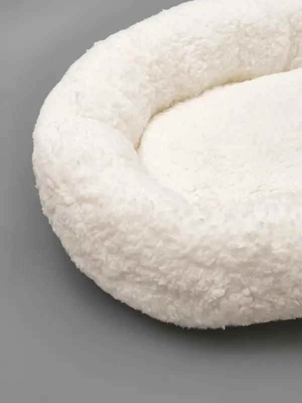 Лежанка для животных &laquo;Уют&raquo;, 50&times;42&times;11 см, мягкий мех, цвет молочный