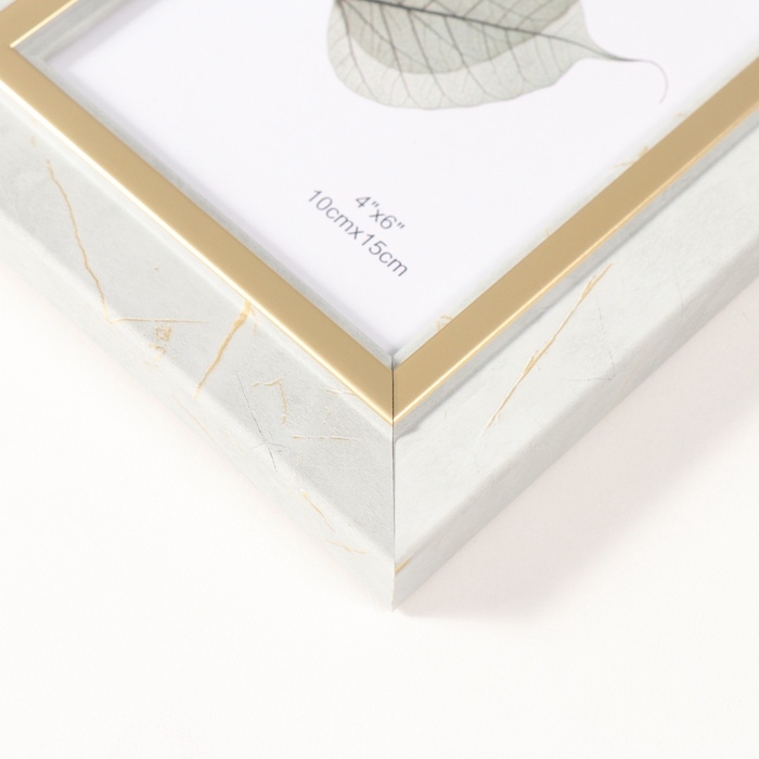 Фоторамка пластик 10х15 см Фоторамка пластик 10х15 см "Вайолетт" светло-серая с золотой полосой 1,5х14,4х19,4 см