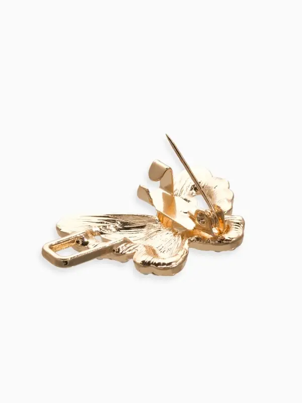 Зажим для кардигана Зажим для кардигана "Ажур", бабочка, искра, цвет белый в золоте