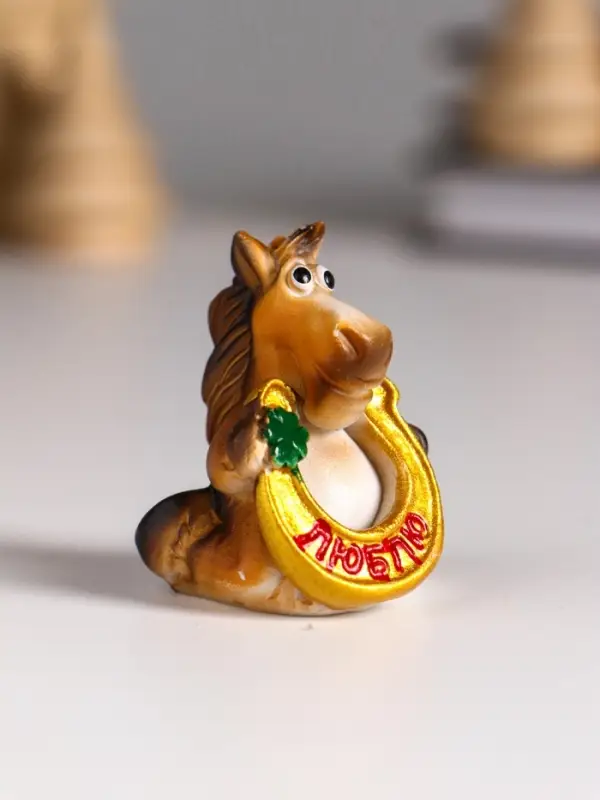 Сувенир полистоун Сувенир полистоун "Улыбающийся конь с подковой и клевером" МИКС 3,5х3х4 см