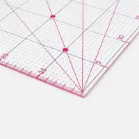 Линейка для квилтинга и пэчворка, с отверстиями, 30&times;30 см, розовая