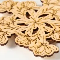 Подставка под горячее &laquo;Цветы&raquo;, вид 1, 11см, можжевельник, фанера