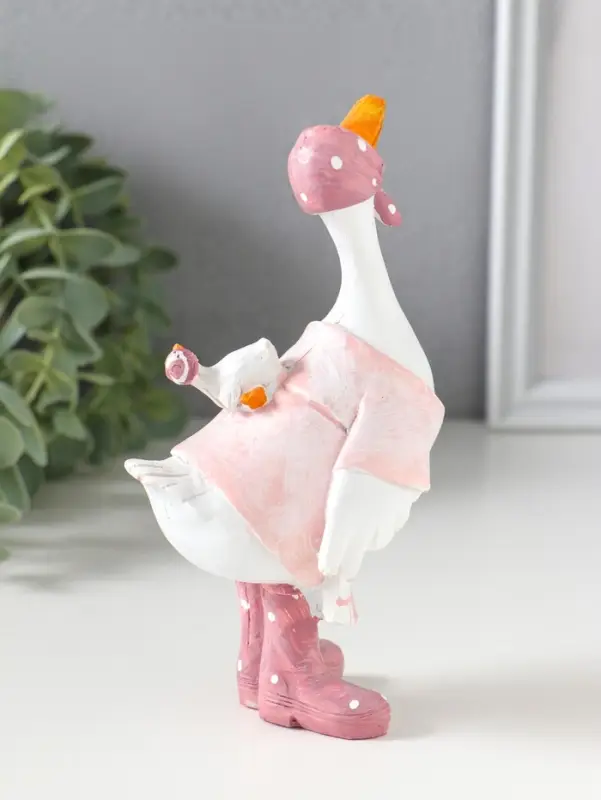 Сувенир полистоун "Гусыня в розовой косынке, с малышом на спине" 9х6,5х15 см