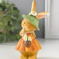 Сувенир полистоун "Зайка в рыжем сарафане и зелёной шляпке, с корзиной цветов" 4,5х4х10,5 см   10915