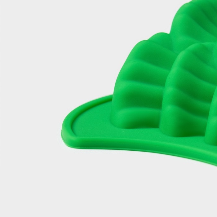 Форма для выпечки новогодняя Доляна &laquo;Ёлки&raquo;, силикон, 31,5&times;19&times;3 см, 5 ячеек (10&times;8,8&times;3 см), цвет зелёный