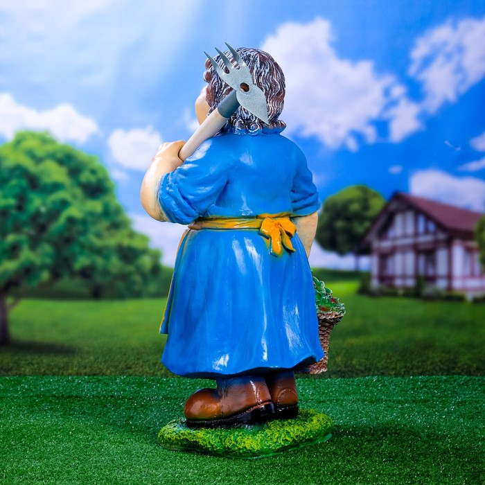 Садовая фигура  Садовая фигура "Баба с тяпкой" 23х37х63см