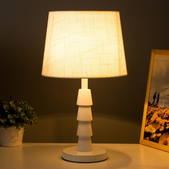 Настольная лампа Настольная лампа "Сапин" E27 40Вт белый 25х25х43,5 см RISALUX