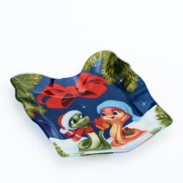 Тарелка новогодняя стеклянная в форме подарка «Змейки», 15,1 х 17,3 см Тарелка новогодняя стеклянная в форме подарка «Змейки», 15,1 х 17,3 см