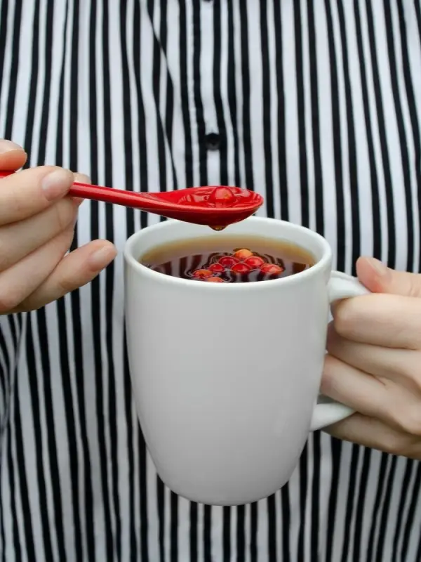 Кружка с ложкой Cheer Up, белая с оранжевой Кружка с ложкой Cheer Up, белая с оранжевой