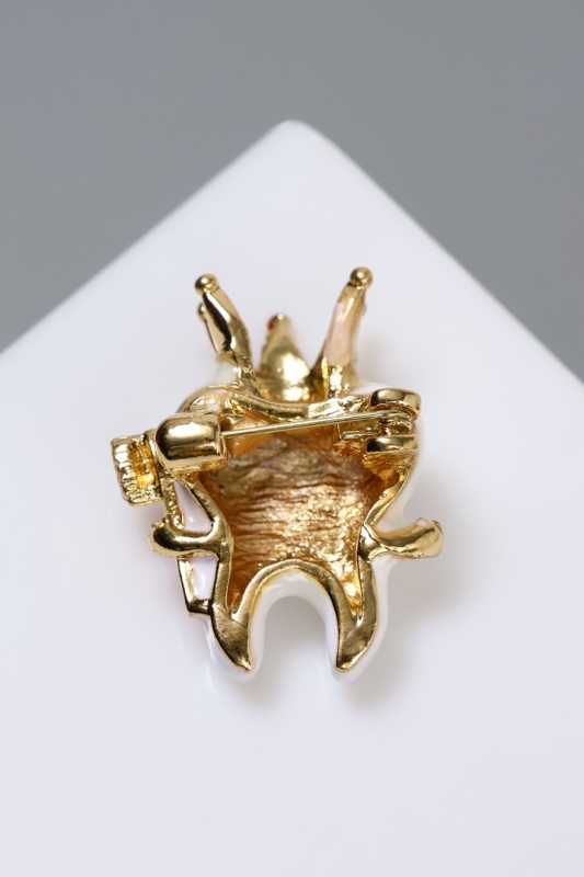 Брошь «Король Зуб», цветная в золоте Брошь «Король Зуб», цветная в золоте