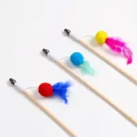 Дразнилка - удочка &laquo;Мячик с перьями&raquo;, на деревянной палочке, цвет МИКС