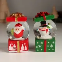 Снежный шар новогодний стеклянный &laquo;Персонаж в подарке&raquo;, 4.5&times;4.5&times;7.3 см, МИКС
