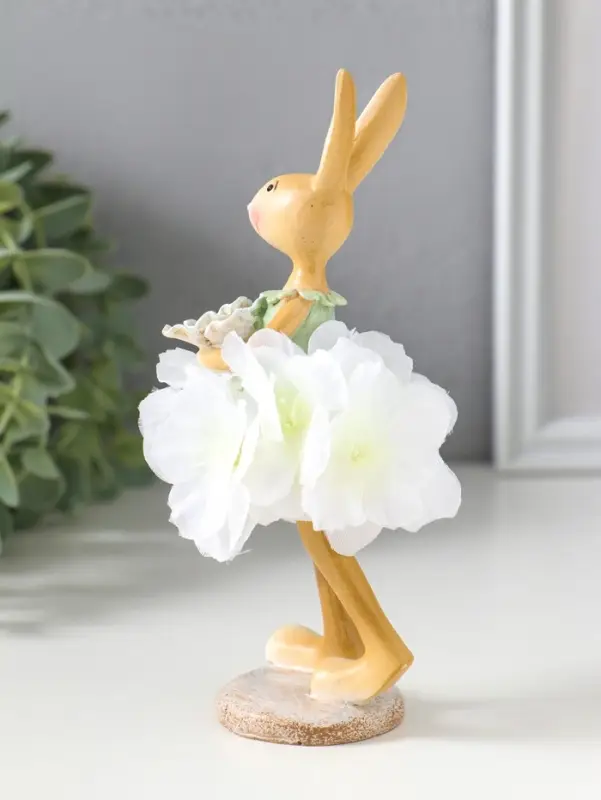 Сувенир полистоун "Зайка в цветочной юбочке, с капустой" 4,8х4,5х15,2 см