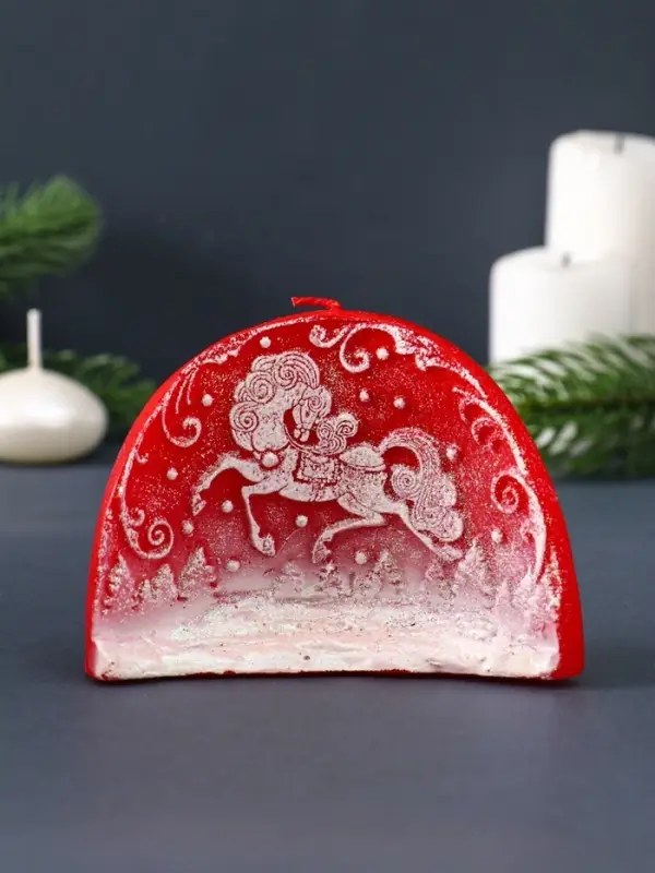 Свеча декоративная &laquo;Барельеф с лошадкой&raquo; 10.5&times;4.5&times;8 см, красный