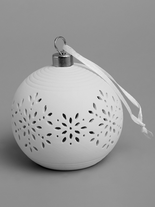 Елочный шар Елочный шар "Снежинки" 9х9х9.8 см, 1 LED, LR44x3(в компл.), свечение тёплое белое