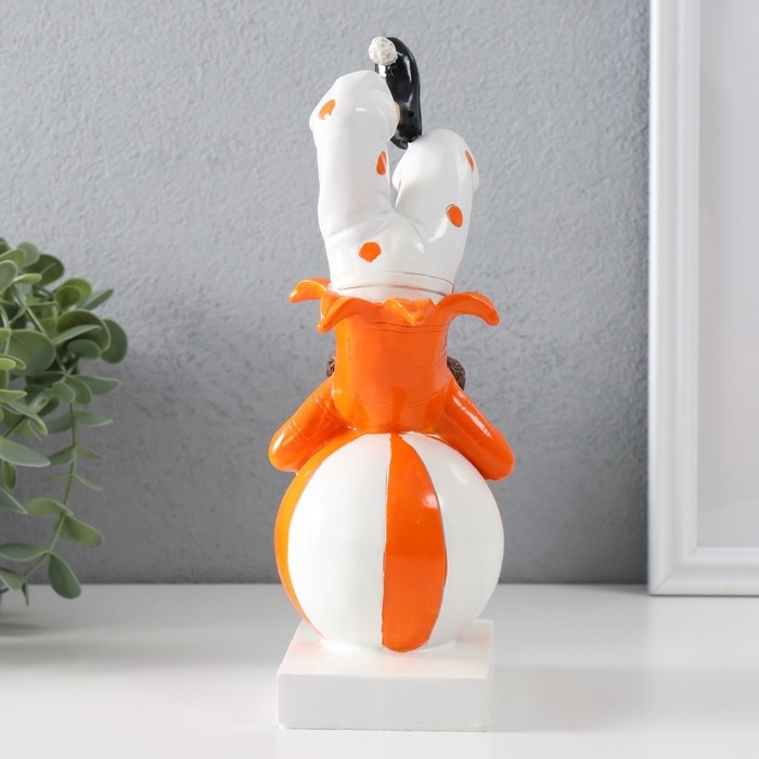 Сувенир полистоун Сувенир полистоун "Клоун-акробат на шаре" бело-оранжевый 10х9,5х23 см