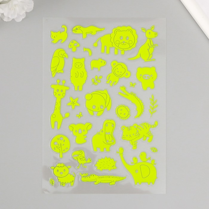 Наклейка пластик фосфорная Наклейка пластик фосфорная "Удивительные животные" МИКС 27х15,5 см