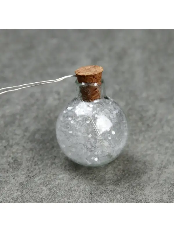 Гирлянда &laquo;Нить&raquo; 1.6 м с насадками &laquo;Шарики с белым конфетти&raquo;, IP20, серебристая нить, 15 LED, от батареек АА&times;2, свечение белое