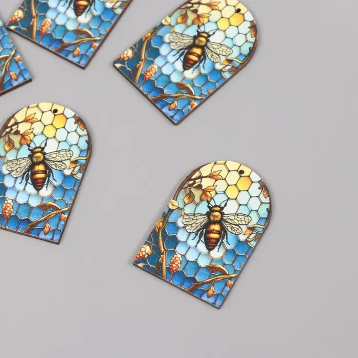 Декор для творчества дерево Декор для творчества дерево "Пчела и соты. Витраж" 4,4х3х0,3 см