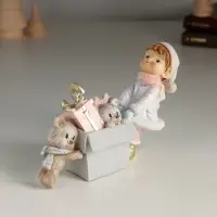 Фигурка полистоун &laquo;Малышка с коробкой новогодних игрушек&raquo;, 15.5&times;5&times;10 см