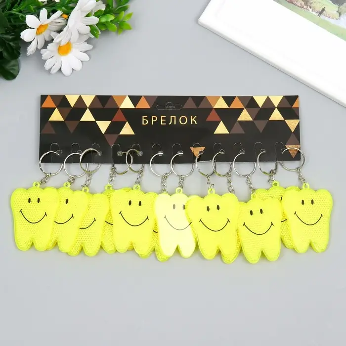 Брелок пластик светоотражающий катафот "Зубик-смайл" 5х6,5 см