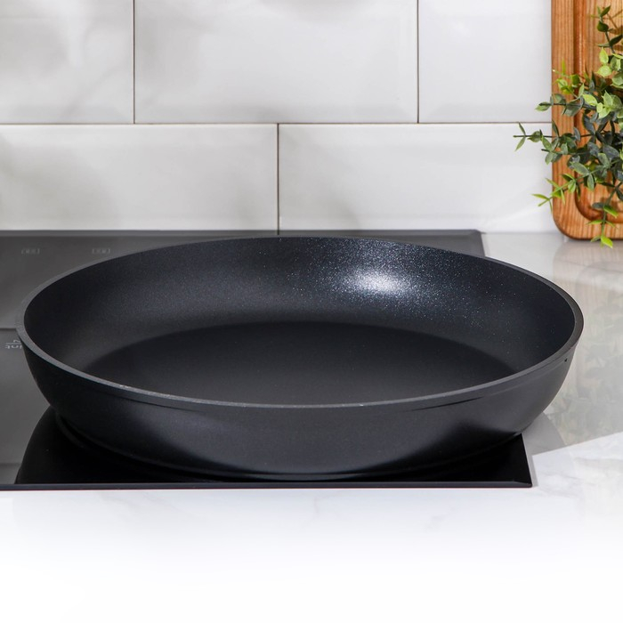 Сковорода, d=34 см, без ручек, антипригарное покрытие, цвет чёрный Сковорода, d=34 см, без ручек, антипригарное покрытие, цвет чёрный