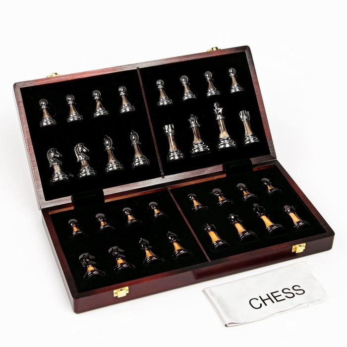 Шахматы сувенирные  Шахматы сувенирные "Нефрит", деревянная доска 45 х 45 см, металлические фигуры