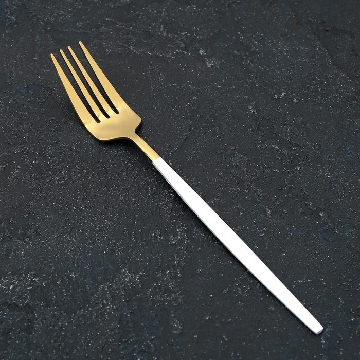 Вилка столовая из нержавеющей стали Magistro «Блинк», 21,5×3 см, белая ручка, цвет золотой Вилка столовая из нержавеющей стали Magistro «Блинк», 21,5×3 см, белая ручка, цвет золотой