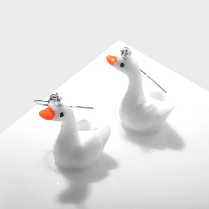 Серьги «Гуси», цвет бело-оранжевый в серебре Серьги «Гуси», цвет бело-оранжевый в серебре
