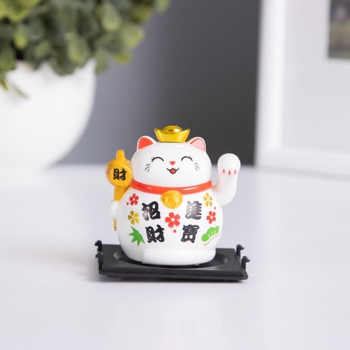 Маятник пластик Маятник пластик "Белый Манэки-нэко со слитком Ямб на голове" 5х5х6 см