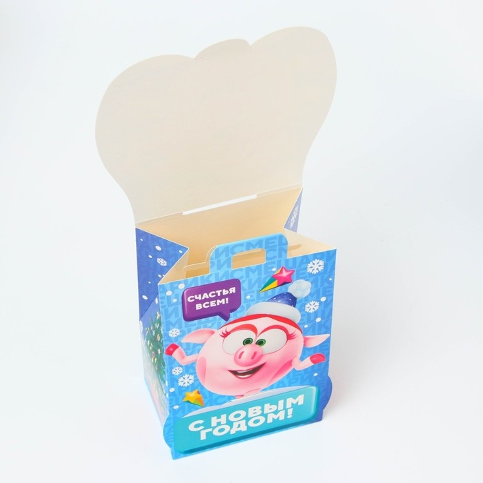 Новый год. Подарочная коробка Новогодняя Домик  Новый год. Подарочная коробка Новогодняя Домик "Смешарики" лицензия 12 х 8,5 х 17,5 см (+2,2 см).